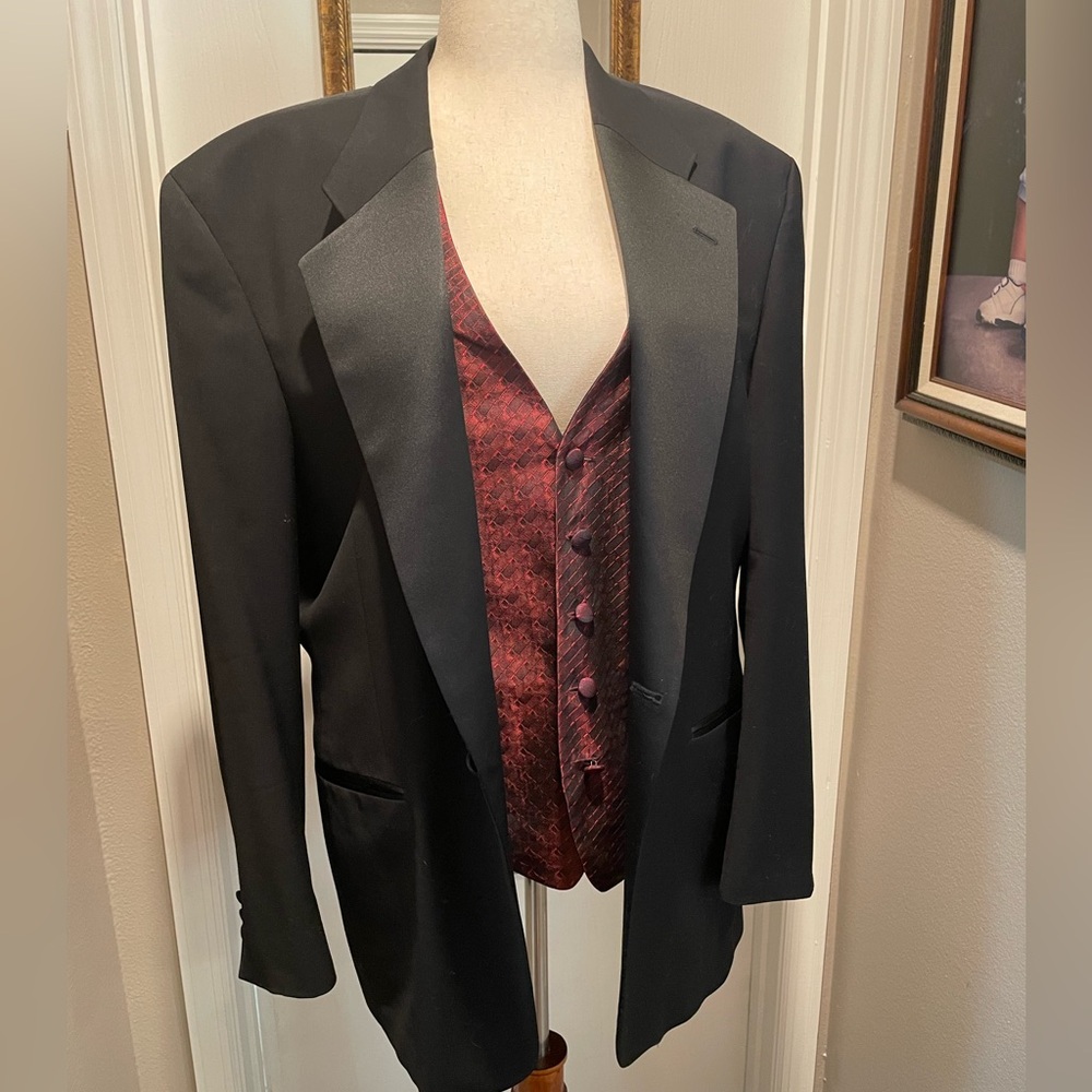 Chereskin tuxedo jacket, pants, vest and tie